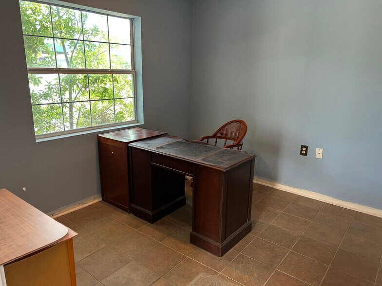 More Photos Of 609 S Himes Ave, Tampa Office For Lease