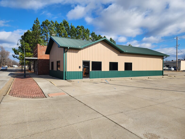 Primary Photo Of 108 E Pine St, East Prairie Restaurant For Sale