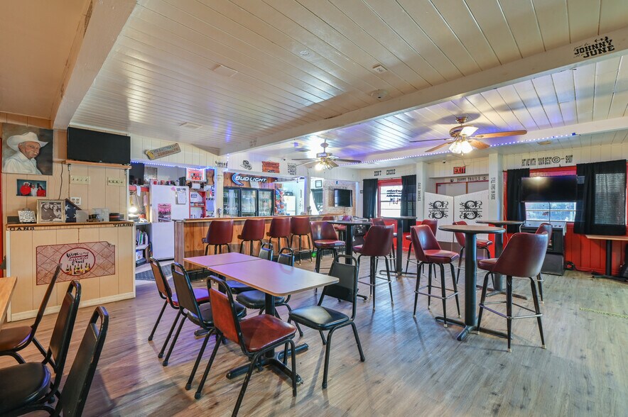 More Photos Of 2451 SE Highway 41, Morriston Bar For Sale