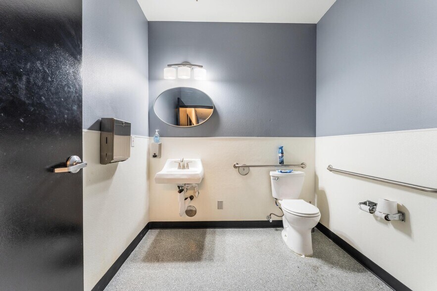 More Photos Of 6230 McLeod Dr, Las Vegas Office For Sale