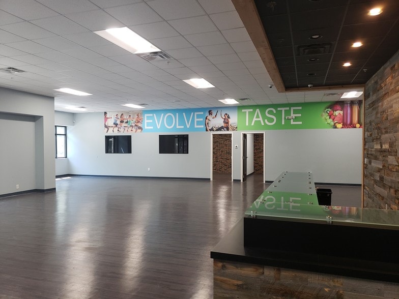 More Photos Of 547 Long Point Rd, Mount Pleasant Flex For Lease