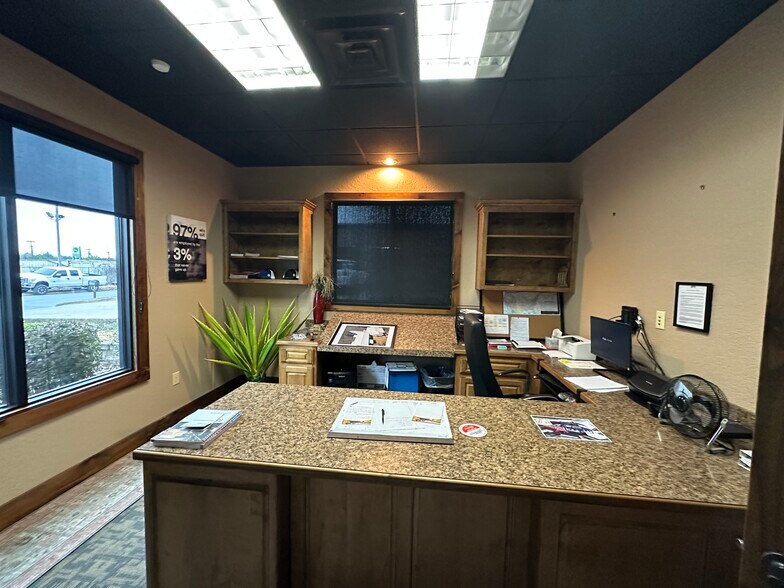 More Photos Of 3007 Corporate Ctr, Bryant Light Distribution For Sale