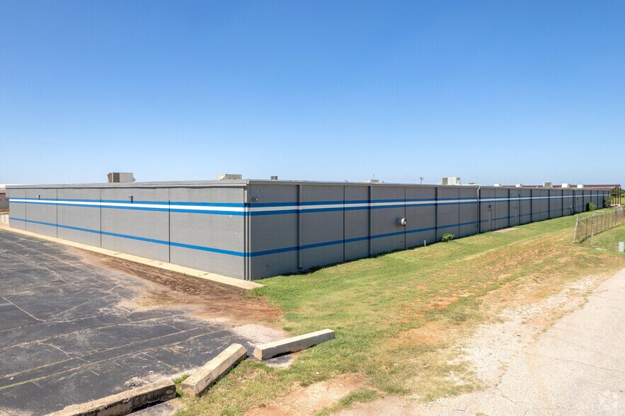 More Photos Of 401 W 33rd St, Edmond Warehouse For Lease