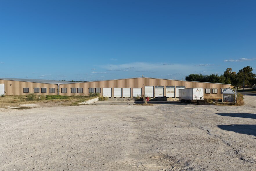 More Photos Of 1301 East Ave, Carrizo Springs Warehouse For Lease