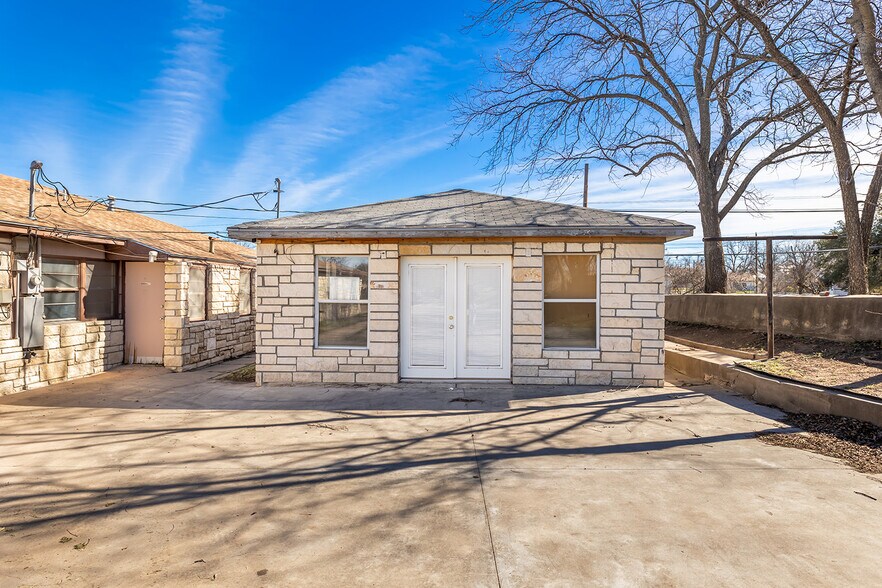 More Photos Of 104 E 5th St, Brady Office Residential For Sale