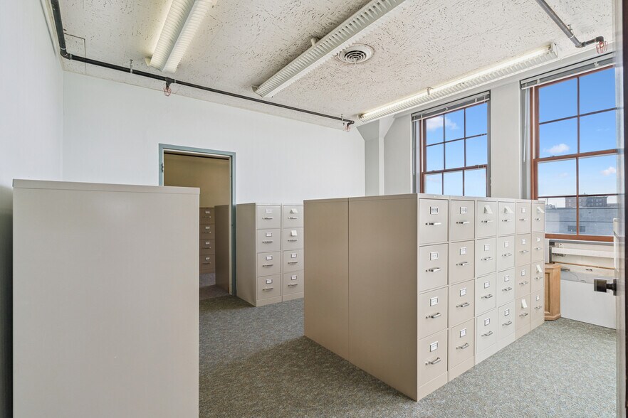 More Photos Of 500 E 4th St, Waterloo Office For Lease