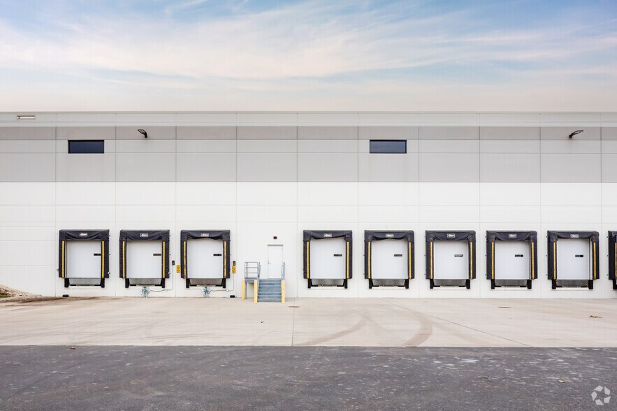 More Photos Of 500 E Devon Ave, Elk Grove Village Warehouse For Lease