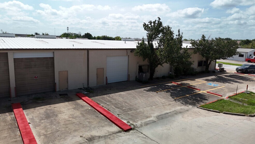 More Photos Of 1905 Jasmine Dr, Pasadena Industrial For Lease