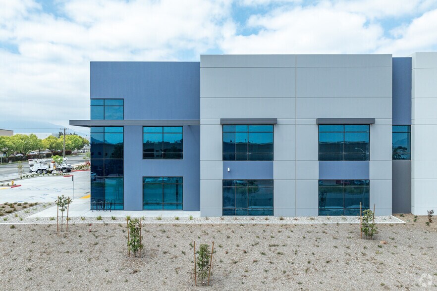 More Photos Of 305 S Cedar Ave, Rialto Distribution For Lease