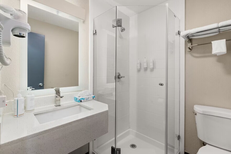 More Photos Of 1520 Candelaria Rd NE, Albuquerque Hotel For Sale