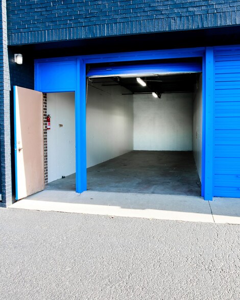 More Photos Of 4430 Alpha Rd, Dallas Self Storage For Lease