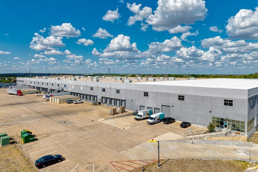 More Photos Of 201 W Howard Ln, Austin Light Distribution For Lease