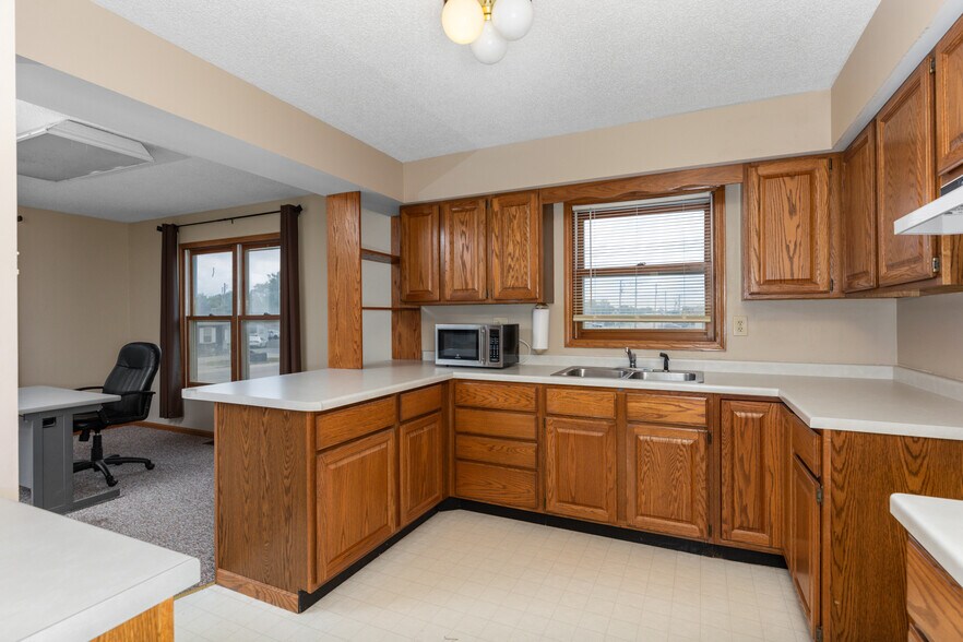 More Photos Of 902 W Union Ave, Litchfield Office For Sale