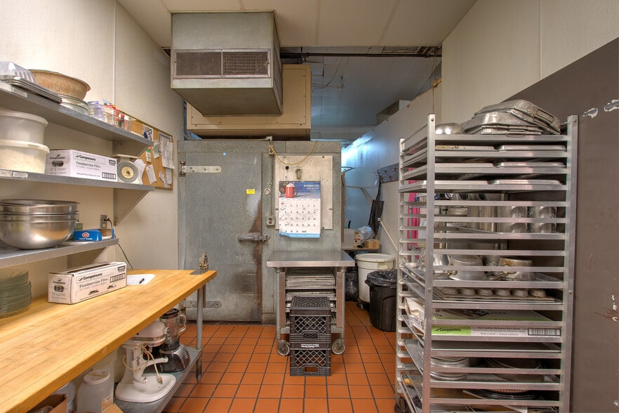 More Photos Of 118 Main St S, Cambridge Storefront For Sale