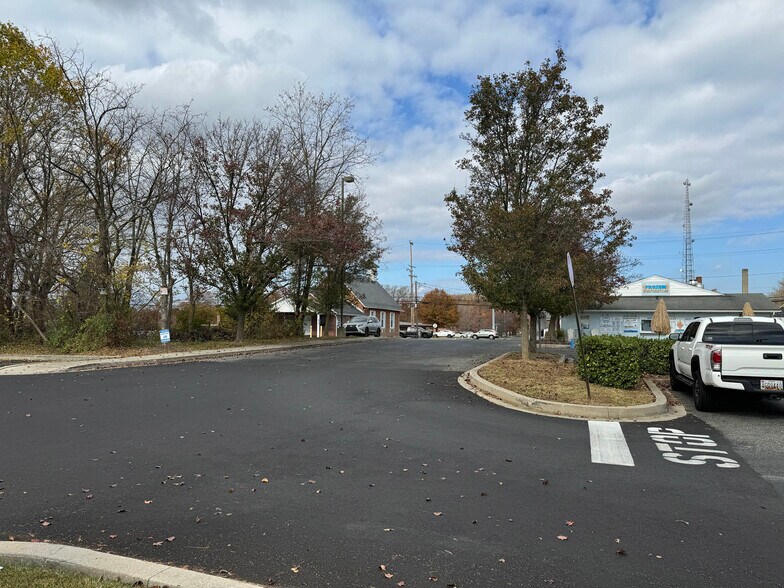 More Photos Of 2126 N Fountain Green Rd, Bel Air Supermarket For Sale