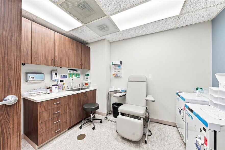More Photos Of 3303 S Halsted St, Chicago Medical For Lease