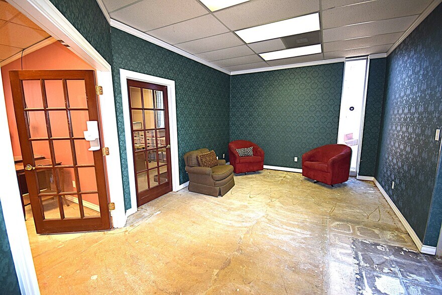 More Photos Of 1001 E Cedar Creek Pky, Seven Points Office For Sale