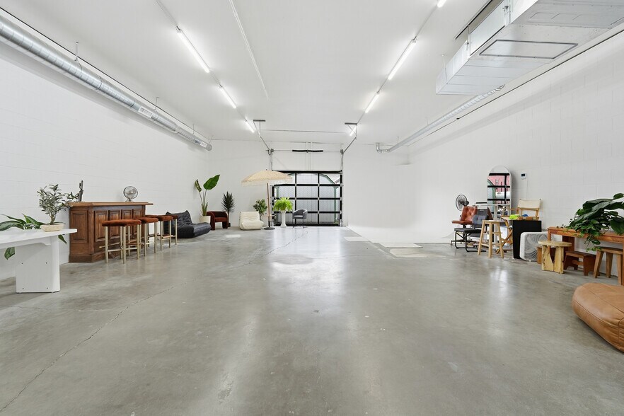More Photos Of 104-108 W 31st St, Garden City Light Manufacturing For Sale