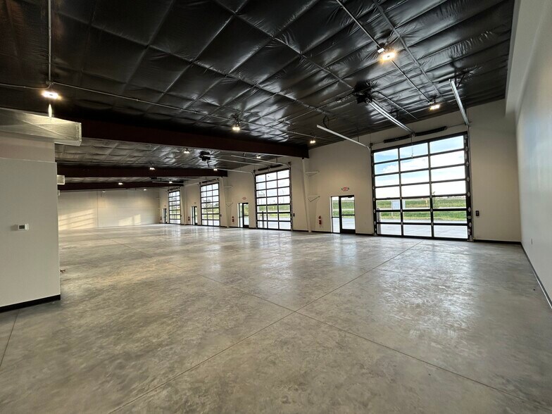 More Photos Of 23911 Southwest St, Waterloo Light Manufacturing For Lease