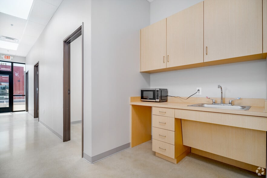 More Photos Of 7001 W. I-10, San Antonio Office For Lease