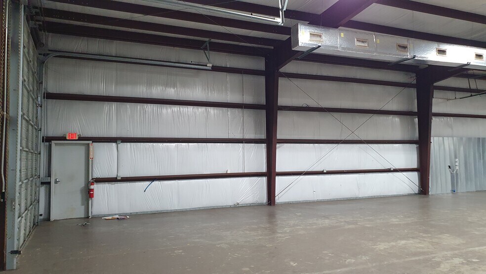 More Photos Of 7511 Oak Bluff Dr, Magnolia Warehouse For Lease
