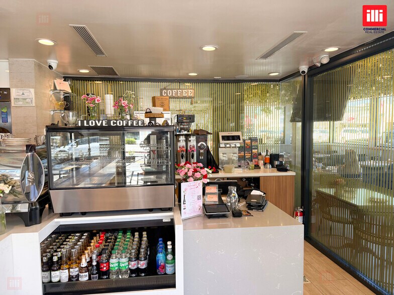 More Photos Of 13702 Ventura Blvd, Sherman Oaks Restaurant For Lease