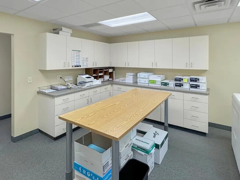 More Photos Of 601 Jewett St, Marshall Office For Sale