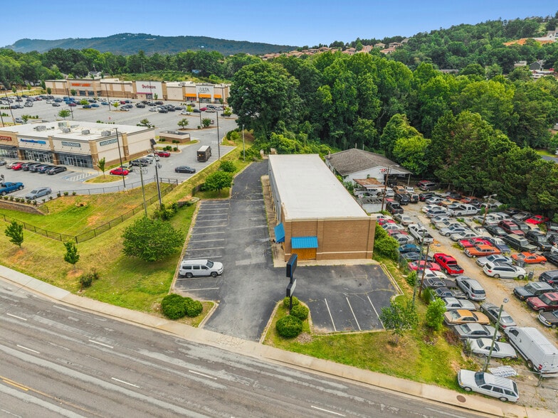 More Photos Of 3110 N Pleasantburg Dr, Greenville Auto Repair For Sale