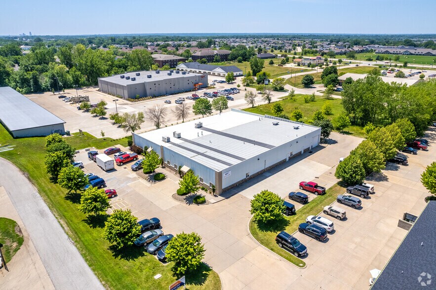 More Photos Of 335 SE Oralabor Rd, Ankeny Office For Sale