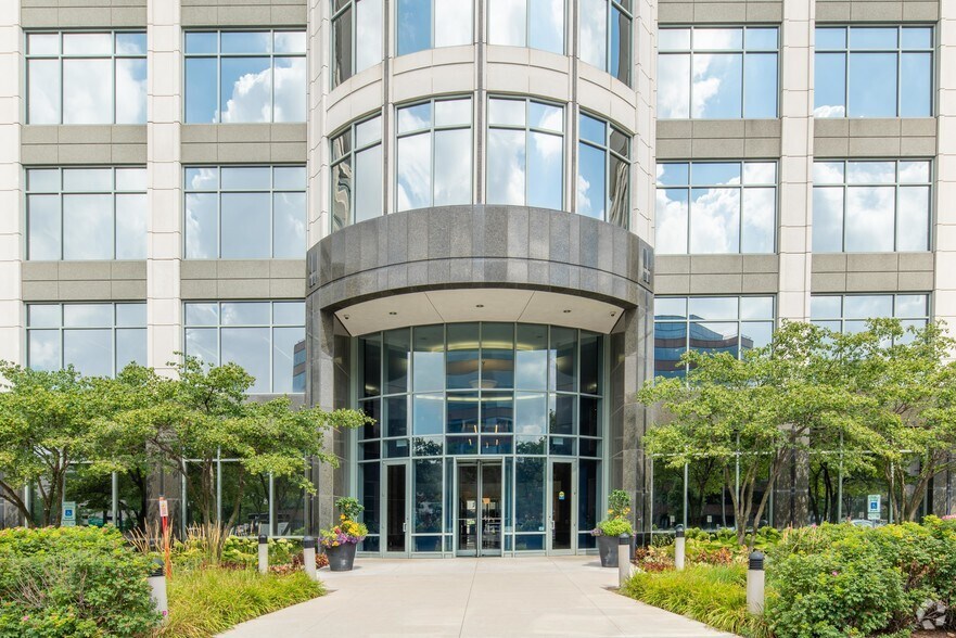 More Photos Of 9500 W Bryn Mawr Ave, Rosemont Office For Lease