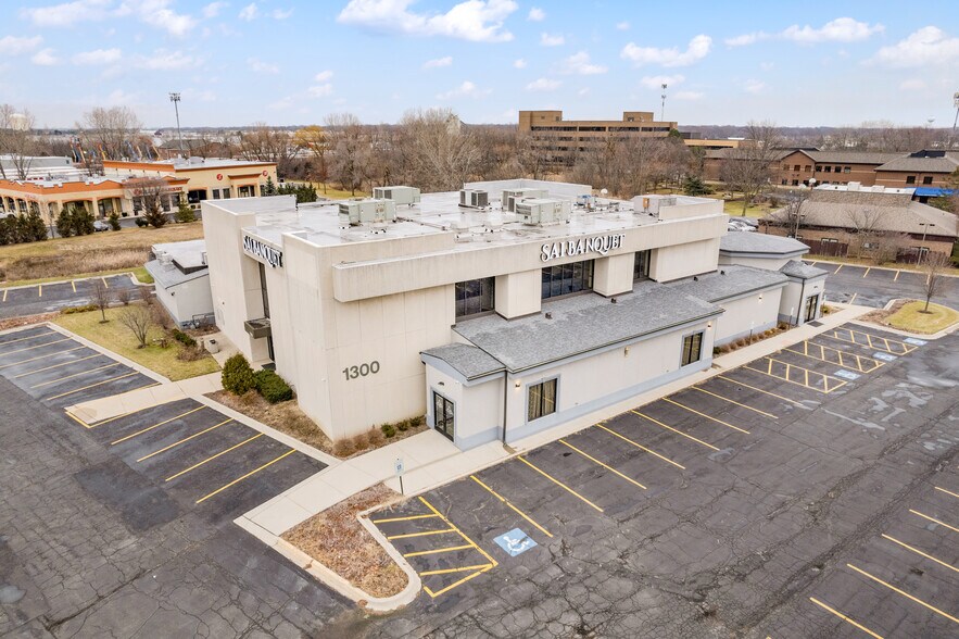 More Photos Of 1300 Irving Park Rd, Streamwood General Retail For Sale