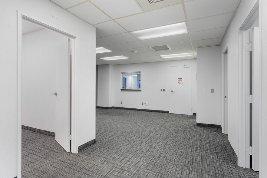 More Photos Of 2525 W Greenway Rd, Phoenix Medical For Lease