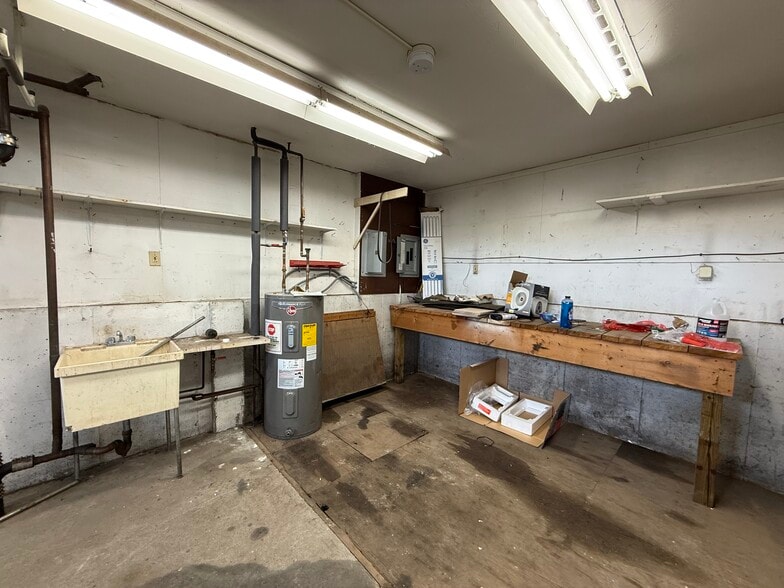 More Photos Of 44 Ellsworth St, Worcester Light Distribution For Sale
