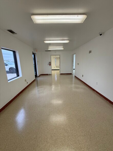 More Photos Of 2215 W Bender Blvd, Hobbs Warehouse For Lease