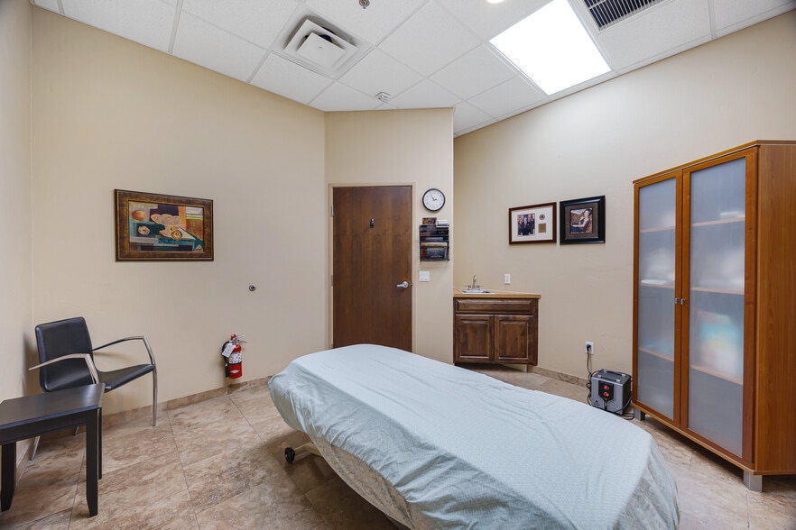 More Photos Of 7336 E Deer Valley Rd, Scottsdale Office For Sale