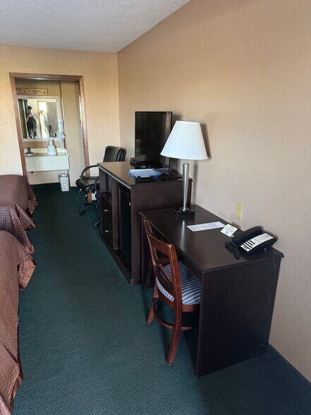 More Photos Of 2426 S Lincoln Ave, York Hotel For Sale