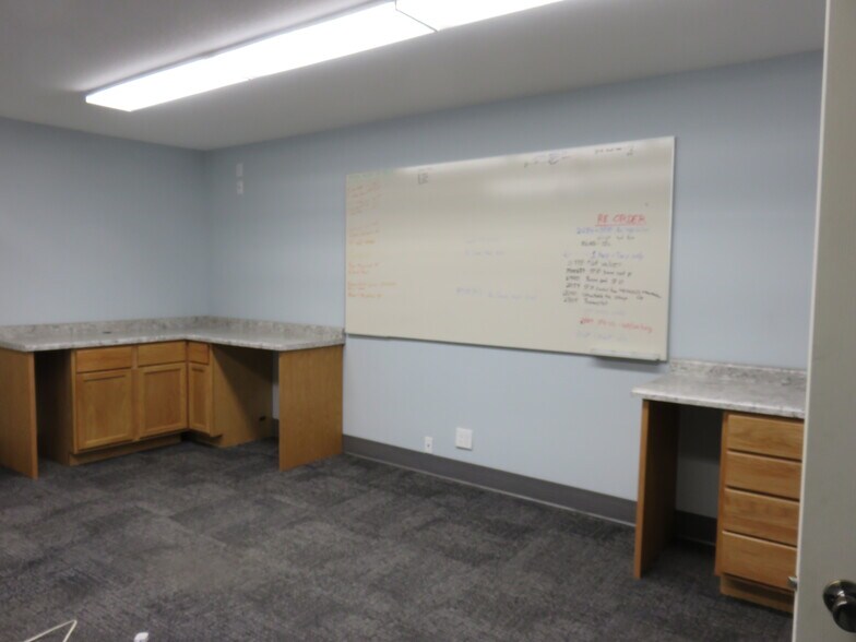 More Photos Of 725 Spiral Blvd, Hastings Manufacturing For Lease