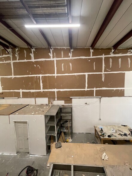 More Photos Of 9161 131st Pl N, Largo Warehouse For Lease