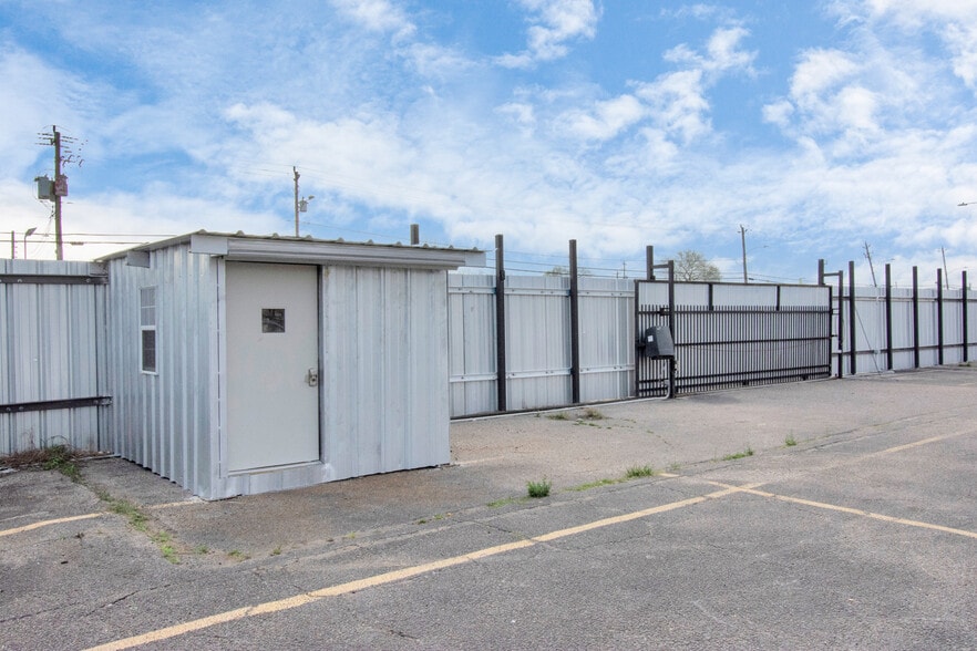 More Photos Of 9001 Jensen Dr, Houston Warehouse For Lease