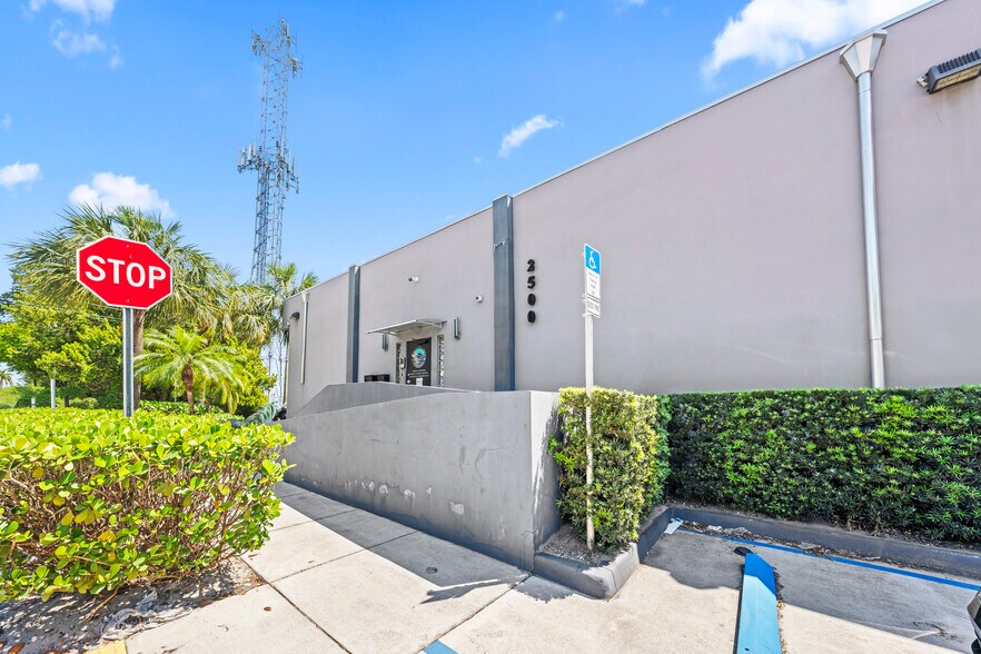 More Photos Of 2500 NW 39th St, Miami Light Distribution For Sale