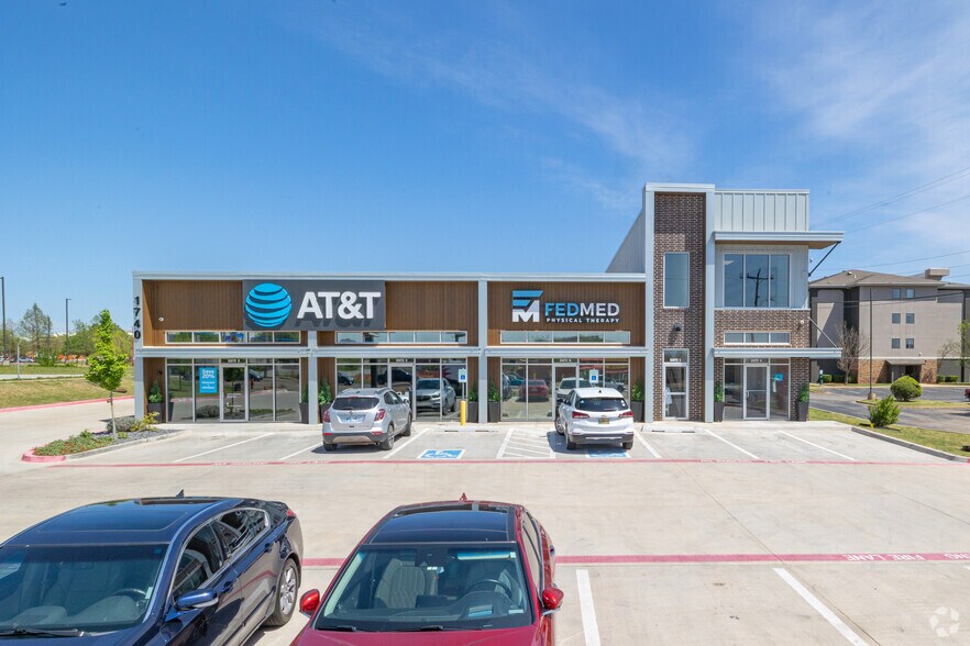 More Photos Of 1740 S Sooner Rd, Midwest City General Retail For Lease