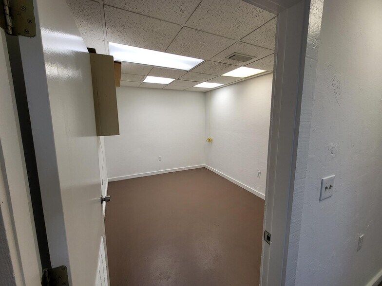 More Photos Of 1930 Park Meadows Dr, Fort Myers Office For Lease