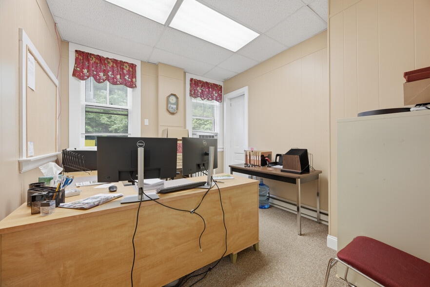More Photos Of 1 Sylvandale Rd, Lisbon Office For Sale