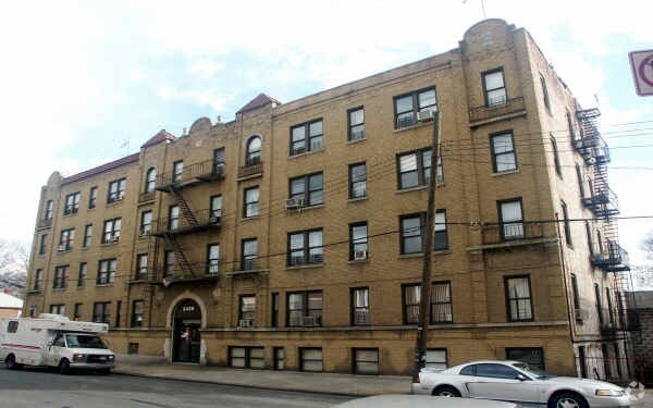 More Photos Of 2430 Tratman Ave, Bronx Apartments For Lease