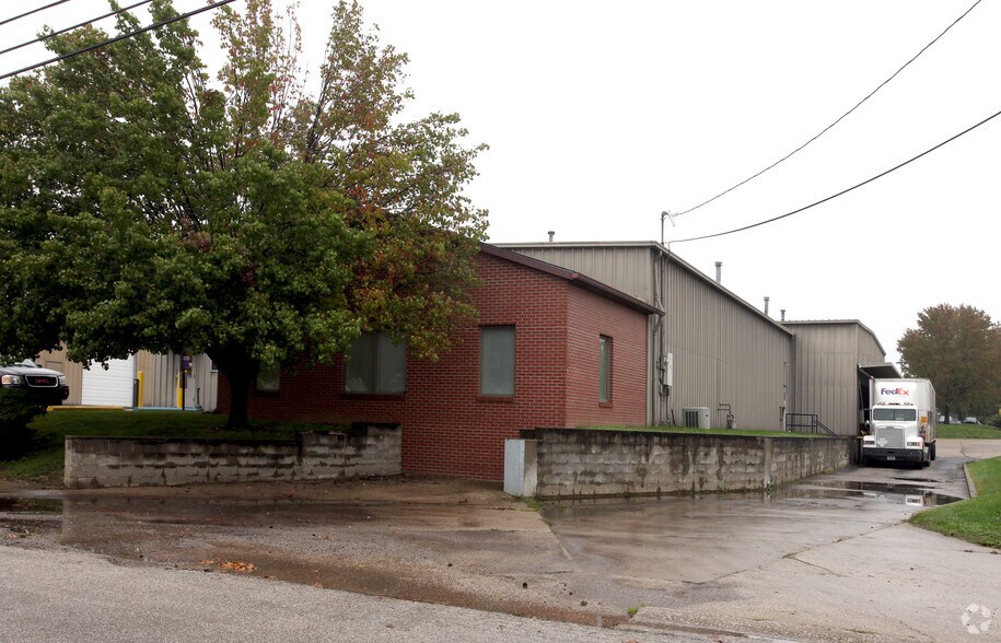 More Photos Of 3900 W Roll Ave, Bloomington Warehouse For Lease