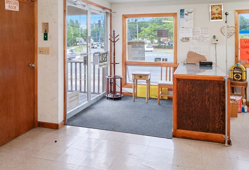 More Photos Of 2590 Western Ave, Village of Altamont Freestanding For Sale