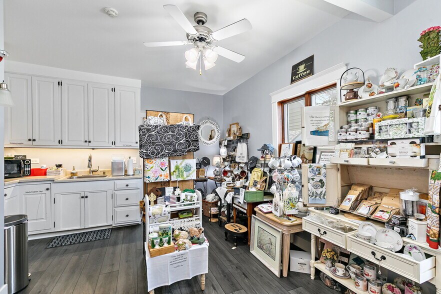 More Photos Of 303 N Main St, Elburn General Retail For Sale