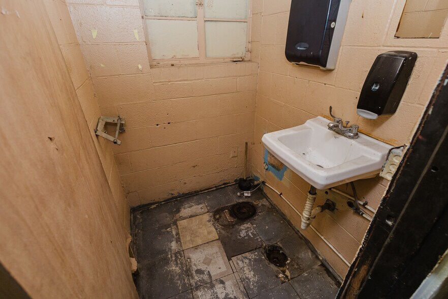 More Photos Of 2033 S Broadway St, Wichita Bar For Sale