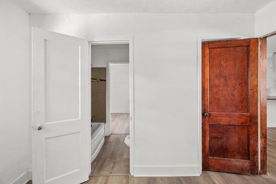More Photos Of 138 Main St, Sharpsburg Flex For Sale