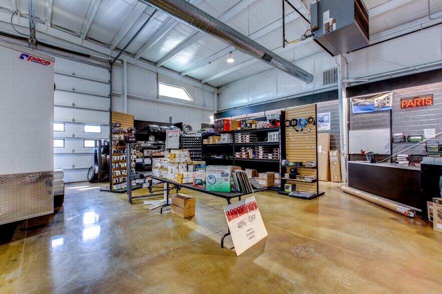 More Photos Of 4081 Camelot Cir, Longmont Showroom For Sale
